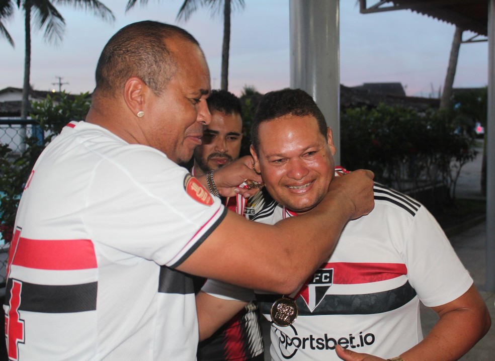 Luciano recebe a medalha de Aloísio Chulapa — Foto: Denison Roma/ge