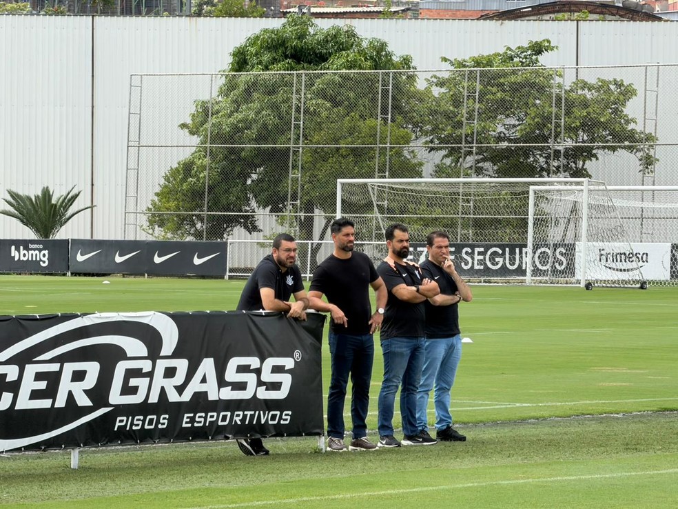 Júlio Manso, Renan Bloise e Marcelo Paz acompanham treino do Corinthians — Foto: Vitor Chicarolli