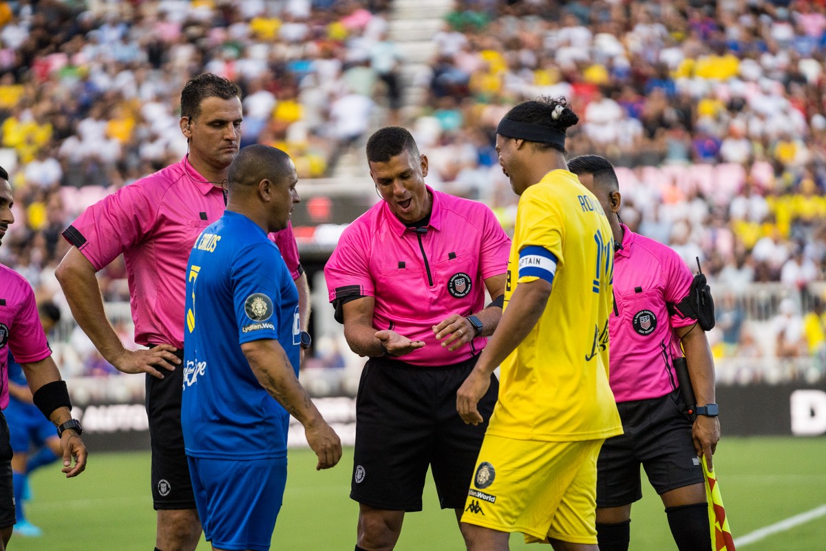 Ronaldinho e Roberto Carlos participam de jogo com famosos em Orlando, futebol internacional