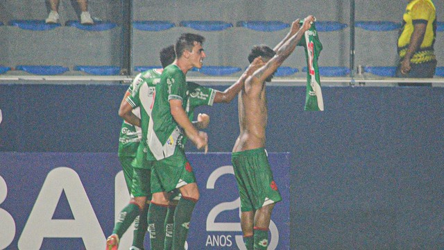 Tião ampliou o placar para Tuna e decretou a vitória