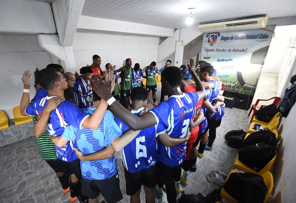 Jogadores do Para&iacute;ba do Sul rezam no vesti&aacute;rio na s&eacute;rie C do Rio &mdash; Foto: Andr&eacute; Dur&atilde;o