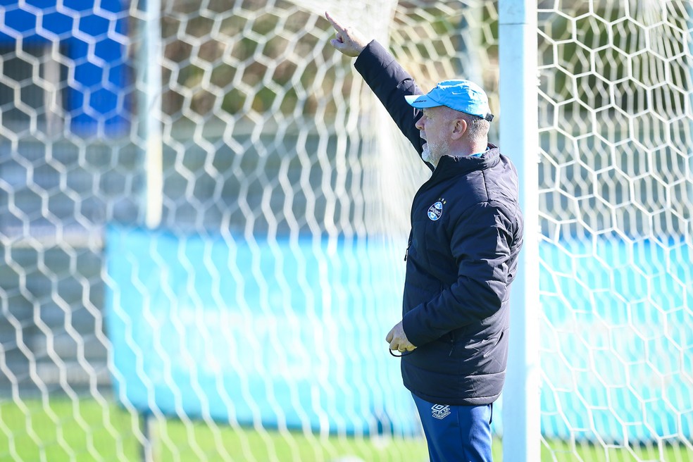 Mano Menezes teve 16 dias para se dedicar aos treinamentos no CT Luiz Carvalho — Foto: Lucas Uebel / Grêmio Divulgação