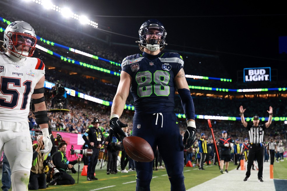 AJ Barner comemora touchdown no Super Bowl LX, entre Seahawks e Patriots — Foto: Mark J. Rebilas/Reuters