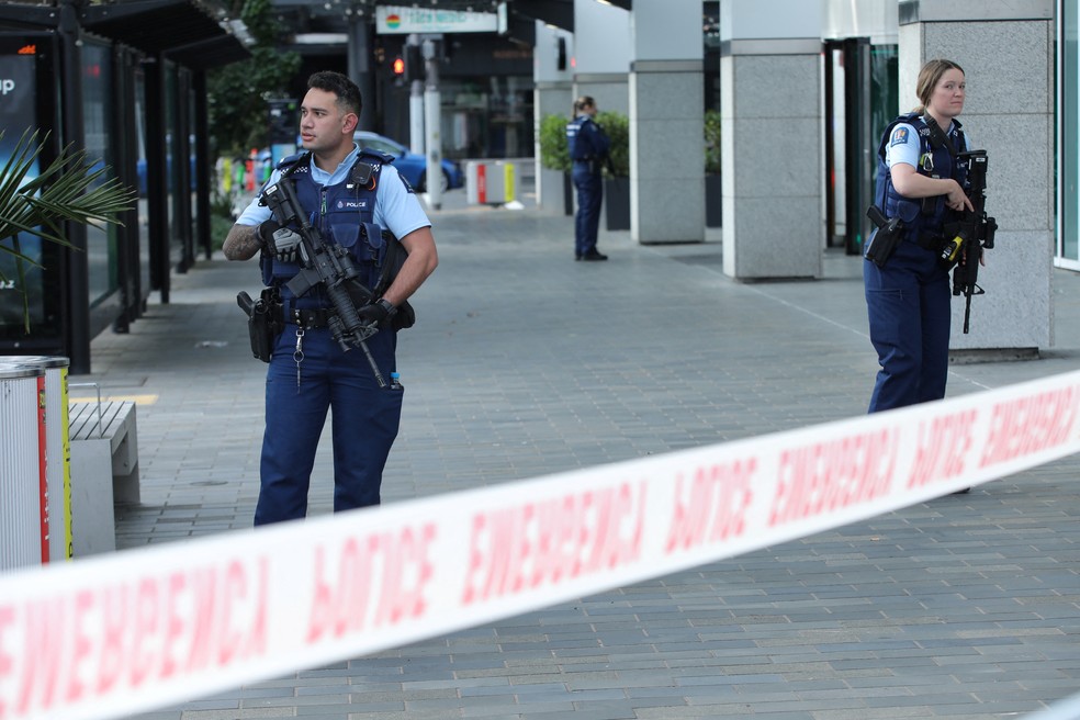 Policiais isolam área onde houve tiroteio em Auckland, capital da Nova Zelândia, no dia em que começa a Copa do Mundo Feminina — Foto: Nathan Frandino/Reuters