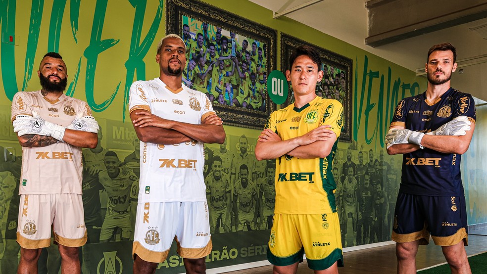 Jogadores do Mirassol posam com a nova coleção dos uniformes com a 7K — Foto: Pedro Zacchi/Mirassol