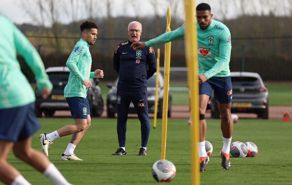 Técnico Dorival Júnior comanda treino da Seleção — Foto: Rafael Ribeiro / CBF