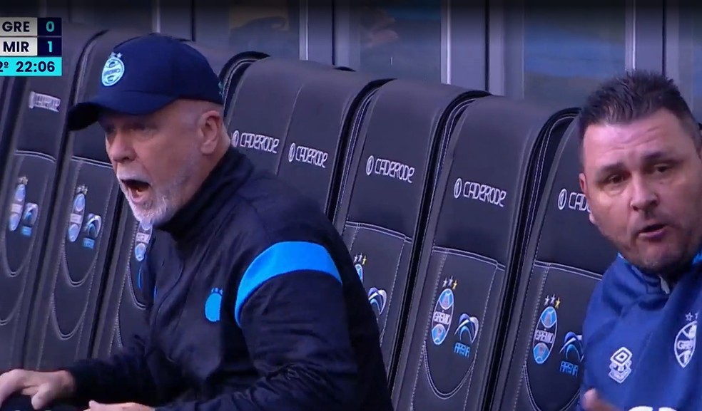 Mano Menezes cobra arbitragem após substituição errada — Foto: Reprodução