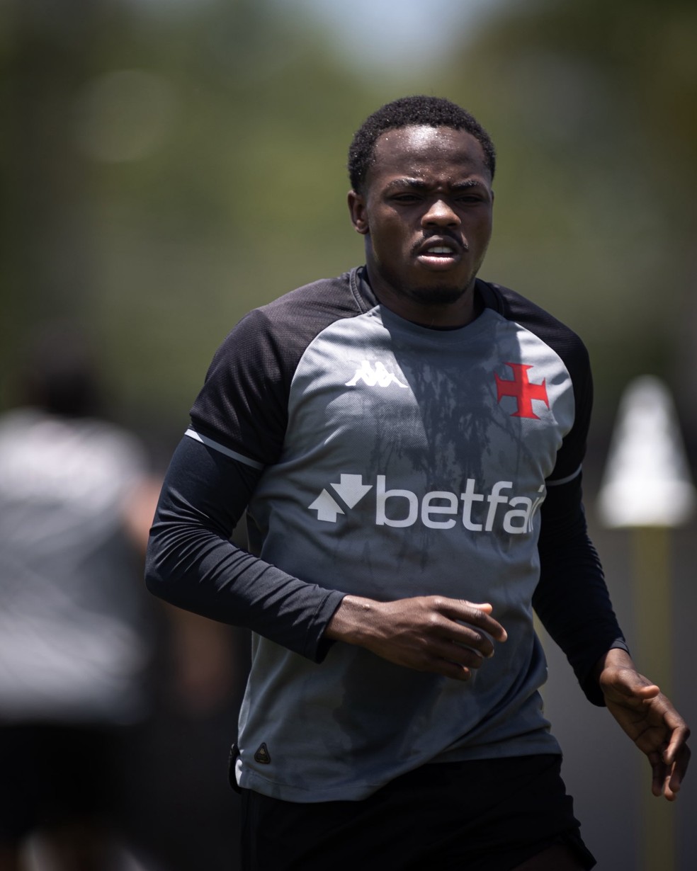 Andrés Gómez em ação no treino do Vasco — Foto: Matheus Lima / CRVG