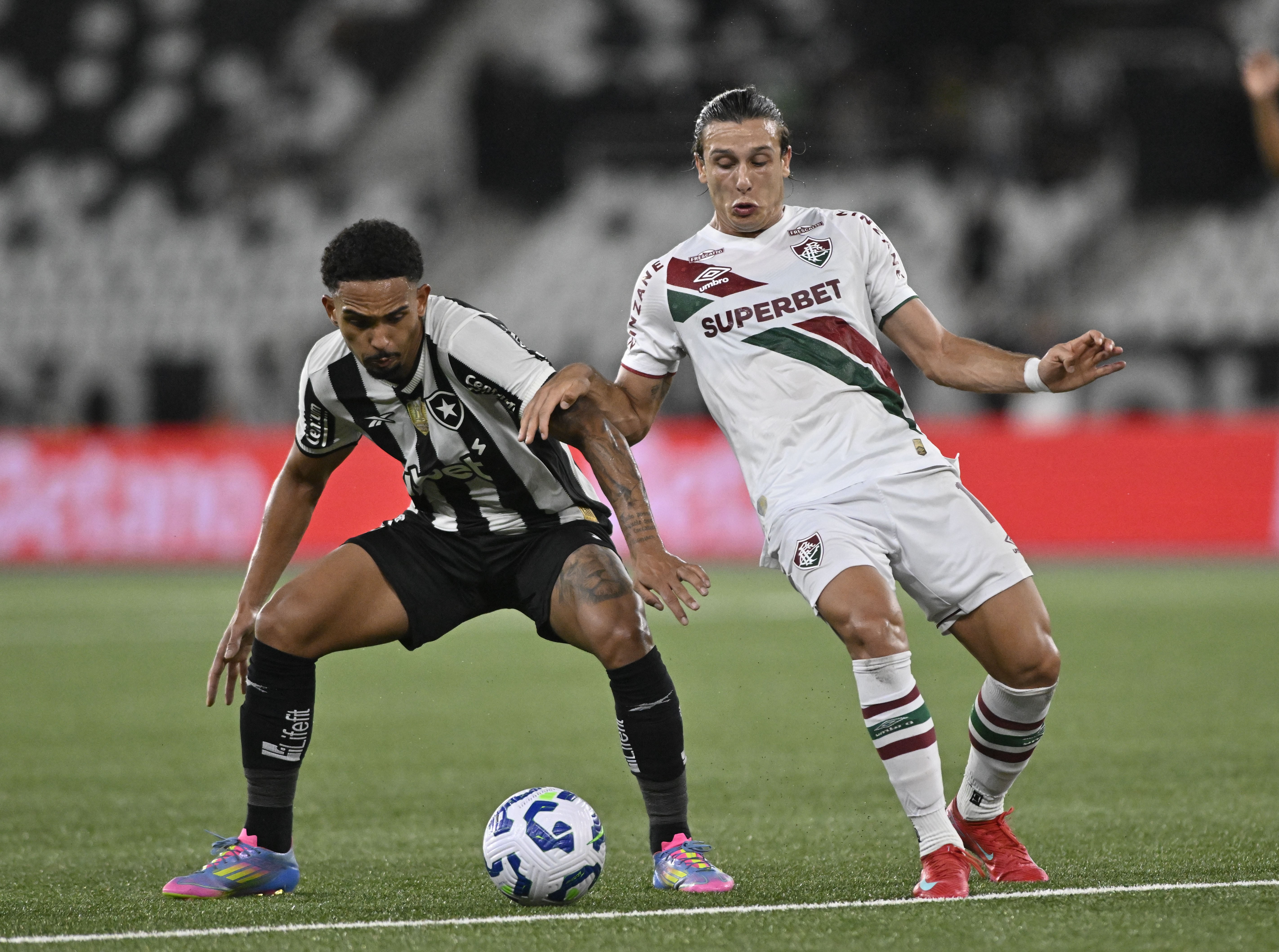 Botafogo tem contra-ataques como possível trunfo em clássico contra o Fluminense; entenda