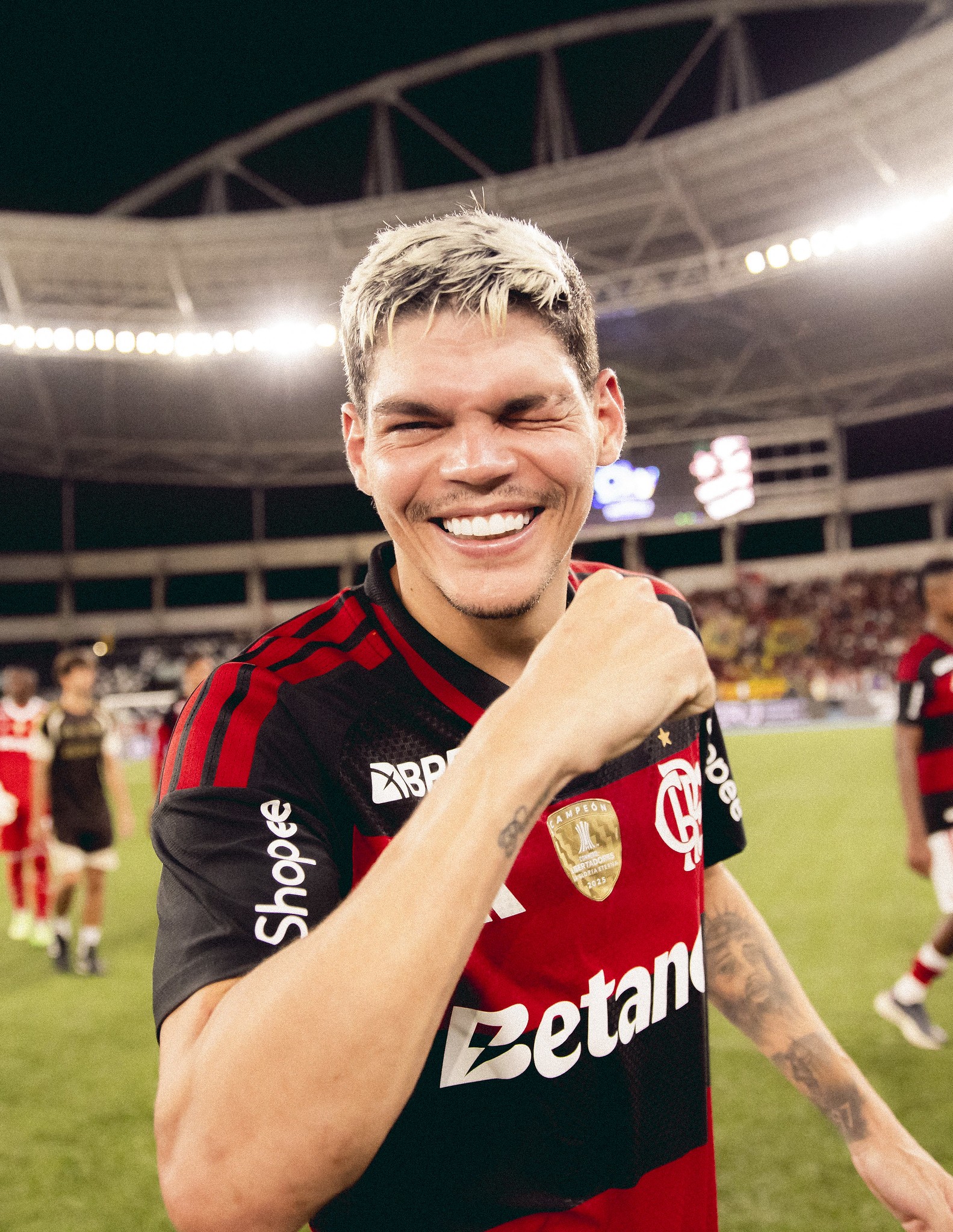 Ayrton Lucas brilha no clássico e justifica aposta de Filipe Luís no Flamengo