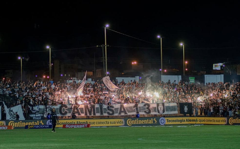 Torcida do Ceilândia comemora classificação na Copa do Brasil — Foto: Alan Rones