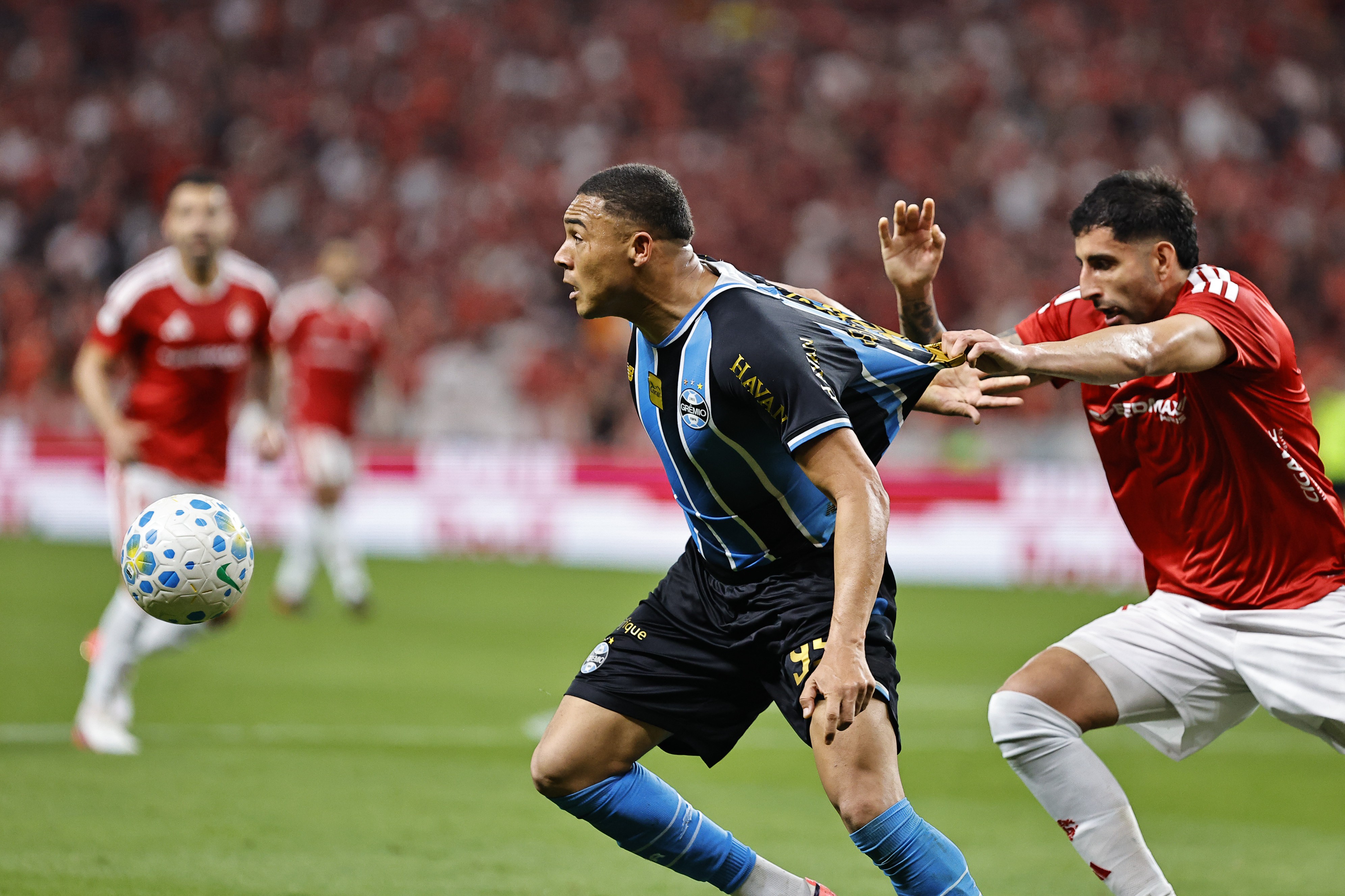 Gre-Nal sem gols expõe crises de Inter e Grêmio em jogo marcado por ineficiência tática