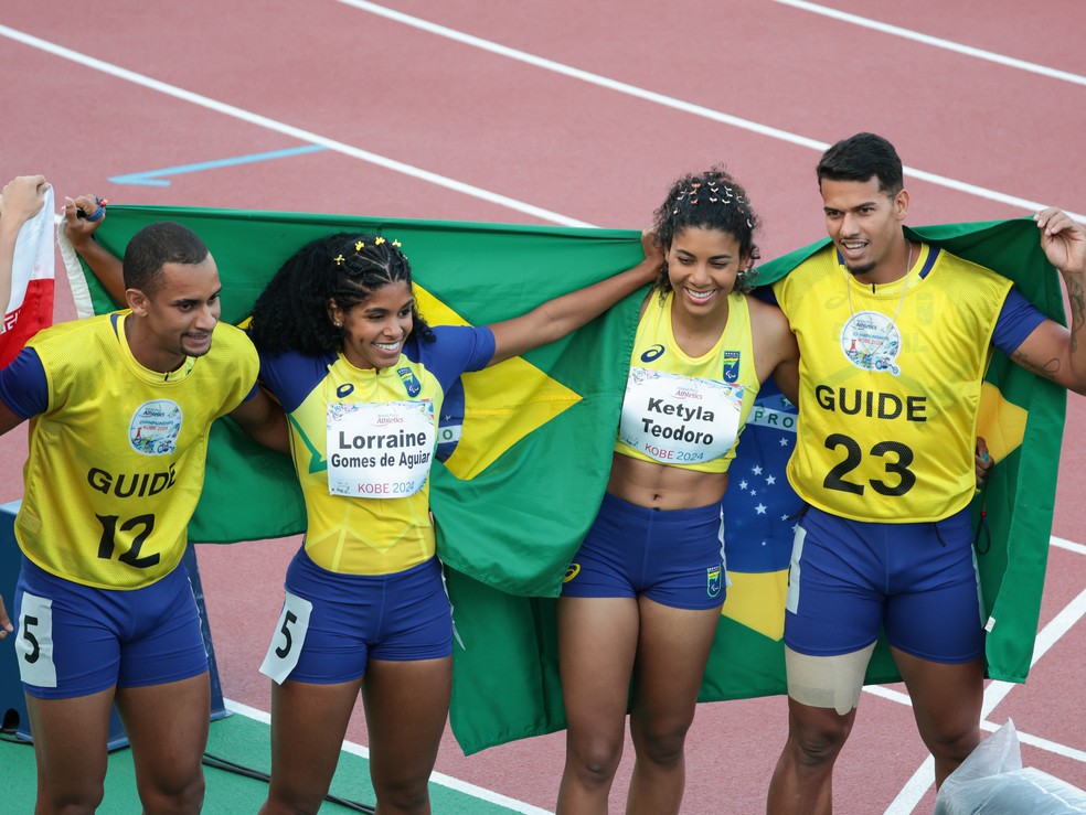 Ketyla Teodoro, no centro à direita, comemora dobradinha brasileira no pódio de nos 400m T12 com Lorraine Aguiar — Foto: Takuma Matsushita/CPB