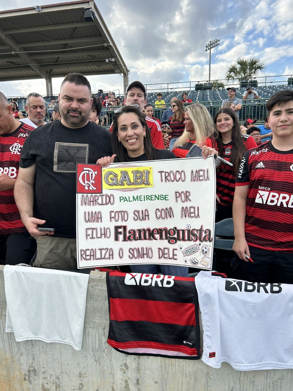 Torcedora leva cartaz inusitado para treino do Flamengov — Foto: Divulgação / FC Series