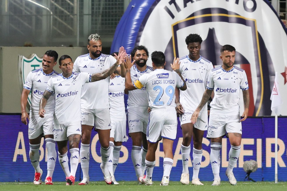 Gabigol comemora gol pelo Cruzeiro — Foto: Gilson Lobo/AGIF