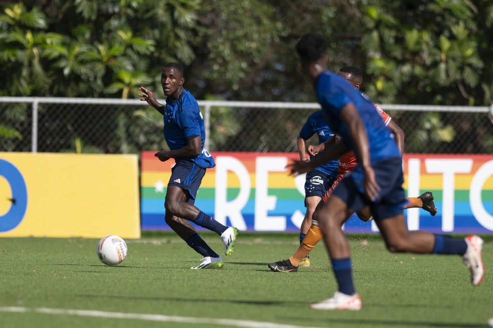 João Pedro e Ruan Índio em ação pelo Cruzeiro Sub-20 — Foto: Staff Images