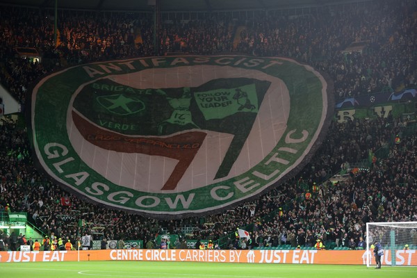 Doze adeptos do Celtic detidos por faixa ofensiva no jogo com o