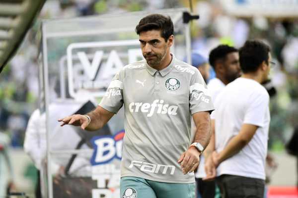 Abel Ferreira ameaça processar diretor do São Paulo por ofensas durante partida.