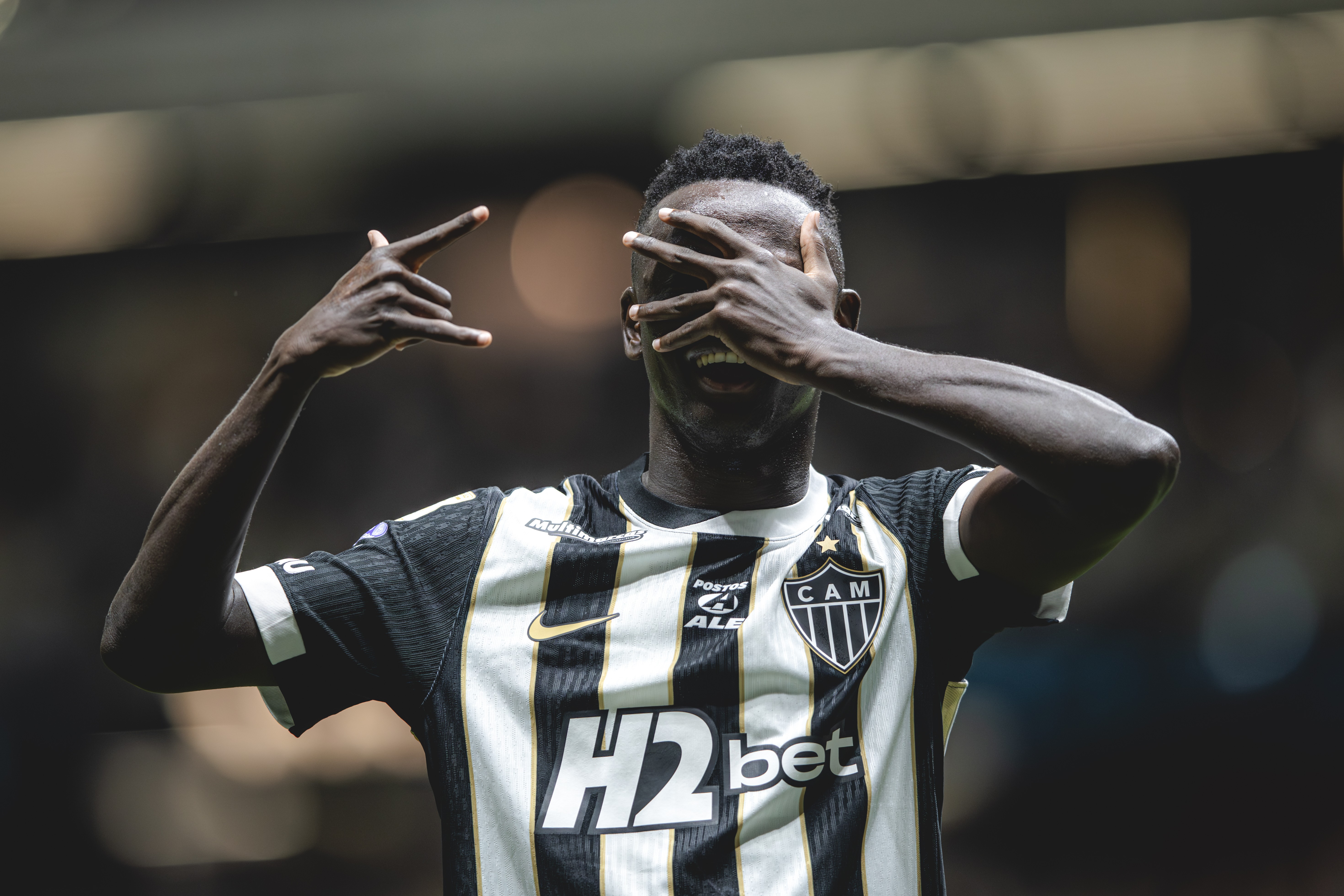 Joia de Guiné se recupera de expulsão, marca pelo Atlético-MG e tem nome cantado pela torcida