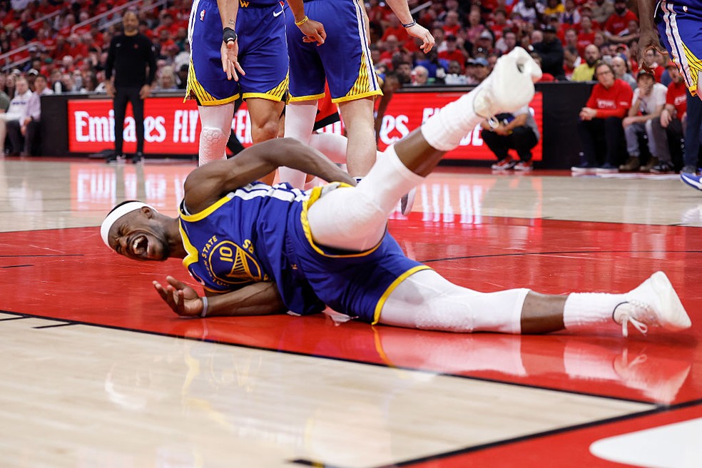NBA: Jimmy Butler sofre queda feia e deixa jogo dos Warriors com lesão na região da pélvis; veja vídeo