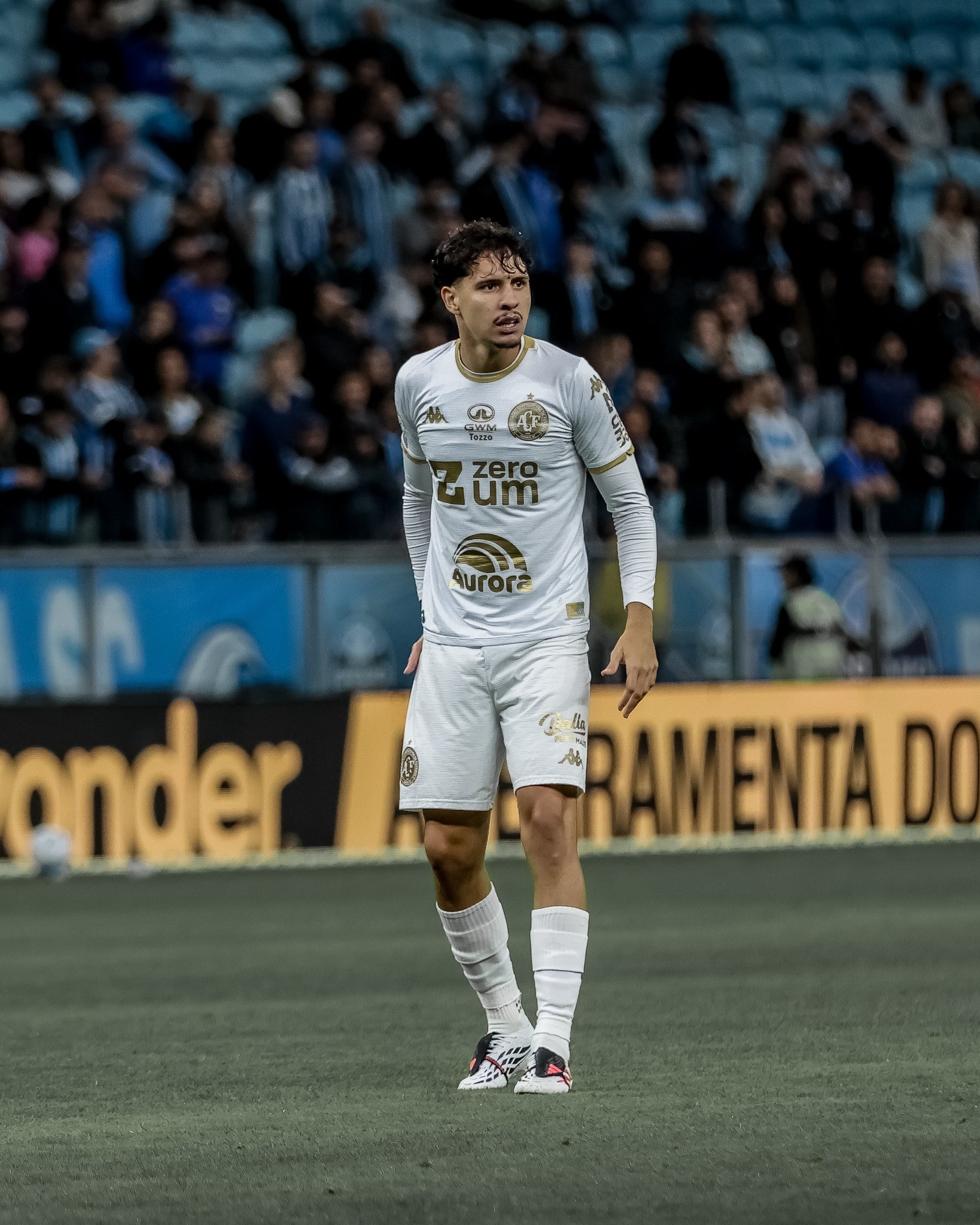 Cria de Curvelo, ex-Barcelona e campeão europeu: conheça o meia do interior de Minas que joga na Chape