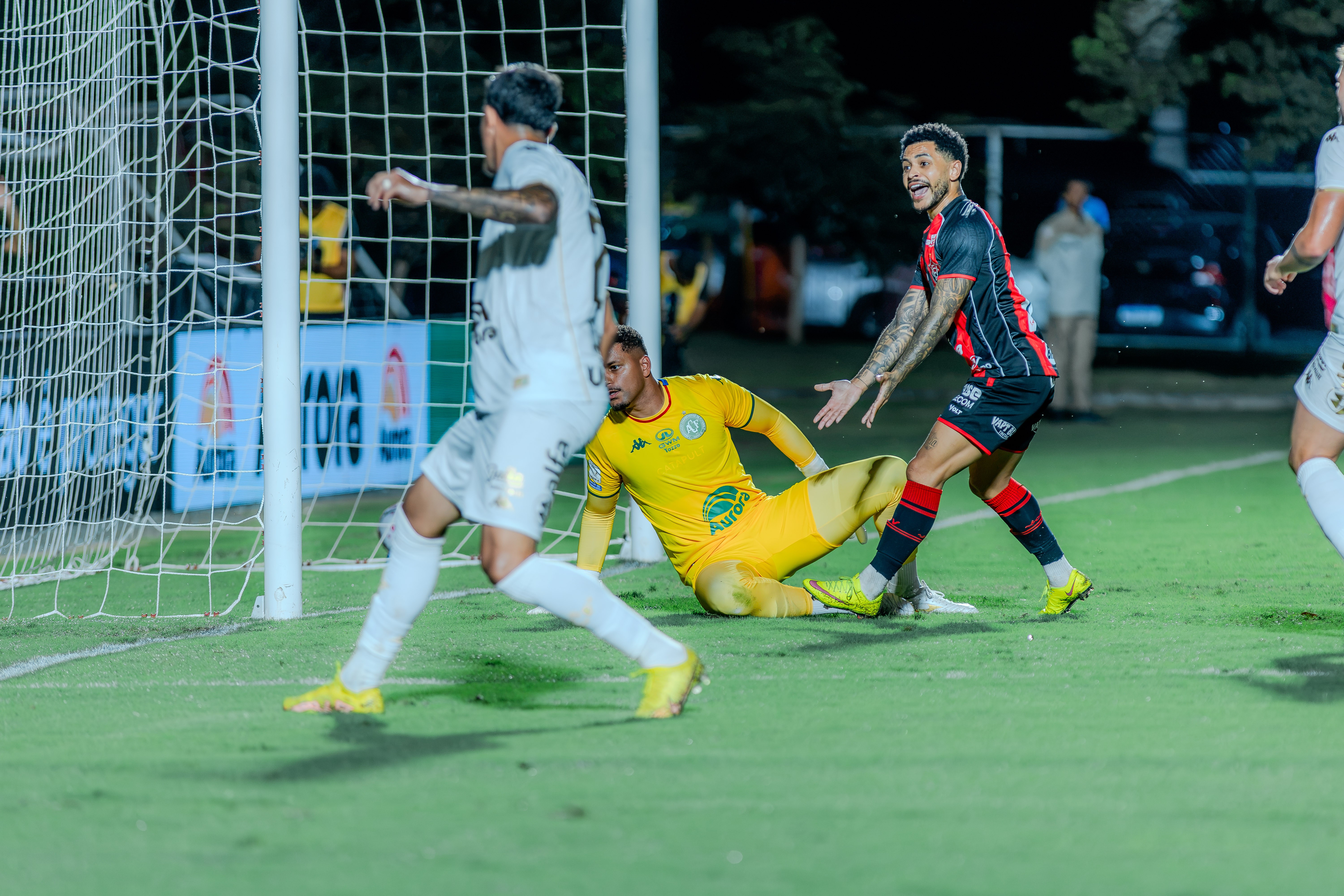 Chapecoense é dominada e goleada pelo Vitória; dê suas notas