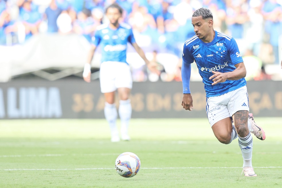Matheus Pereira, do Cruzeiro, avança para o ataque no jogo contra o Betim — Foto: Gilson Lobo/AGIF