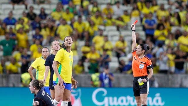 Bia Zaneratto expulsa no jogo entre Brasil x Estados Unidos, amistoso da seleção brasileira feminina