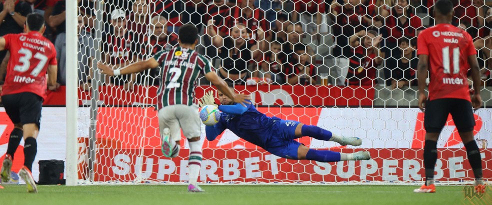 Mycael pega o pênalti de Arias, em Athletico x Fluminense — Foto: Divulgação/Athletico