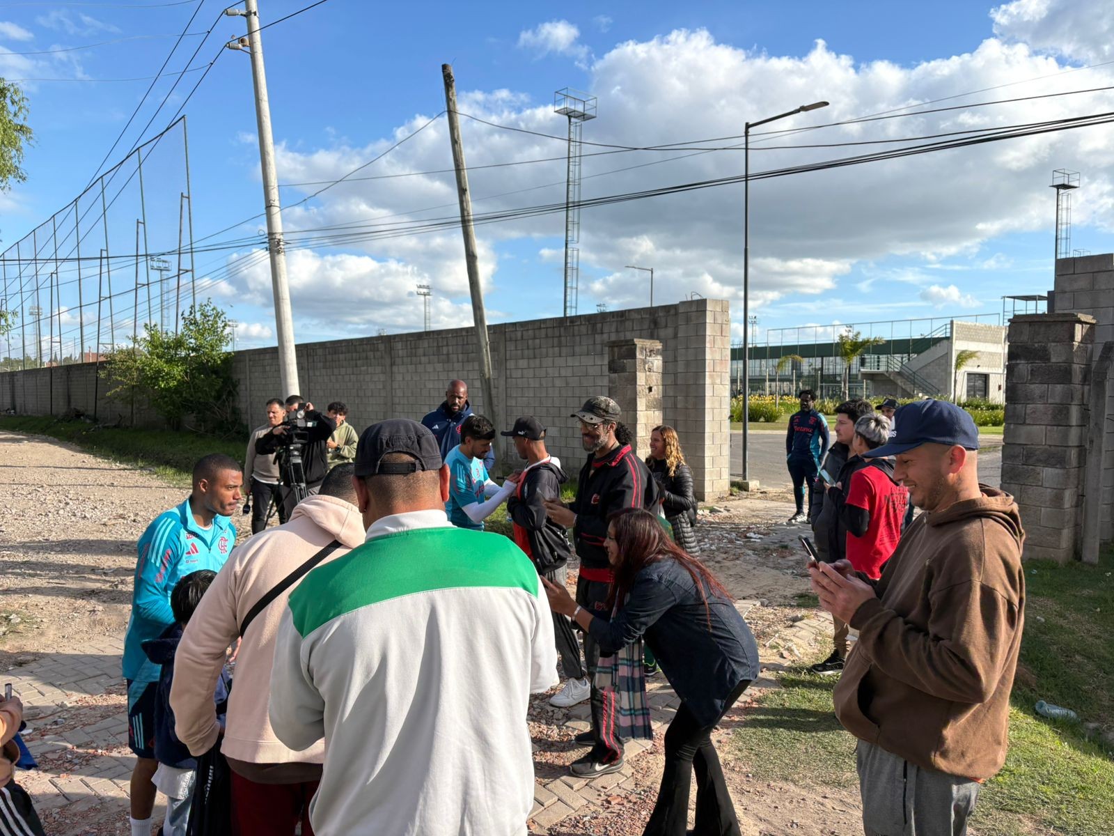 Flamengo atende torcedores argentinos em dia de treino, criando laços antes da grande partida