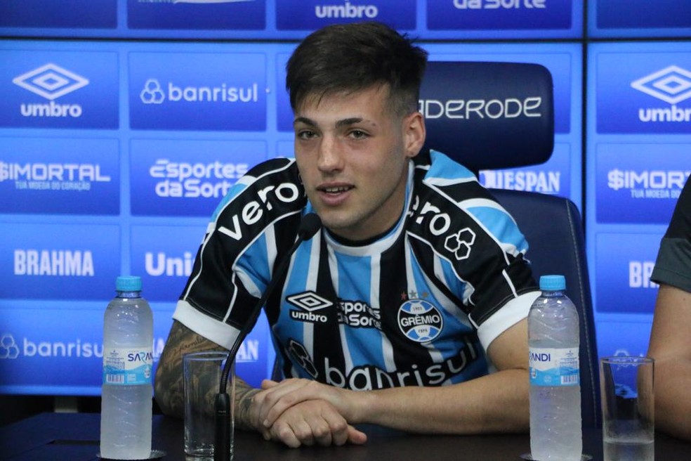 Lucas Bessozzi é apresentado como jogador do Grêmio — Foto: Gabriel Girardon