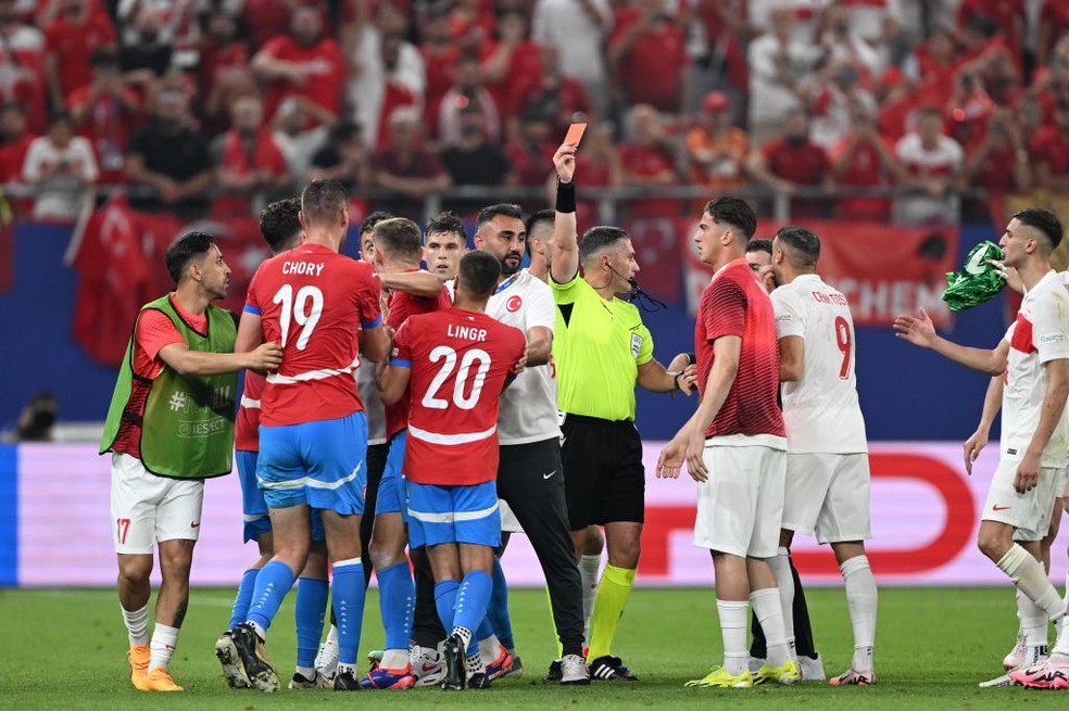 Euro 2024 tem explosão de cartões amarelos e jogo com recorde de