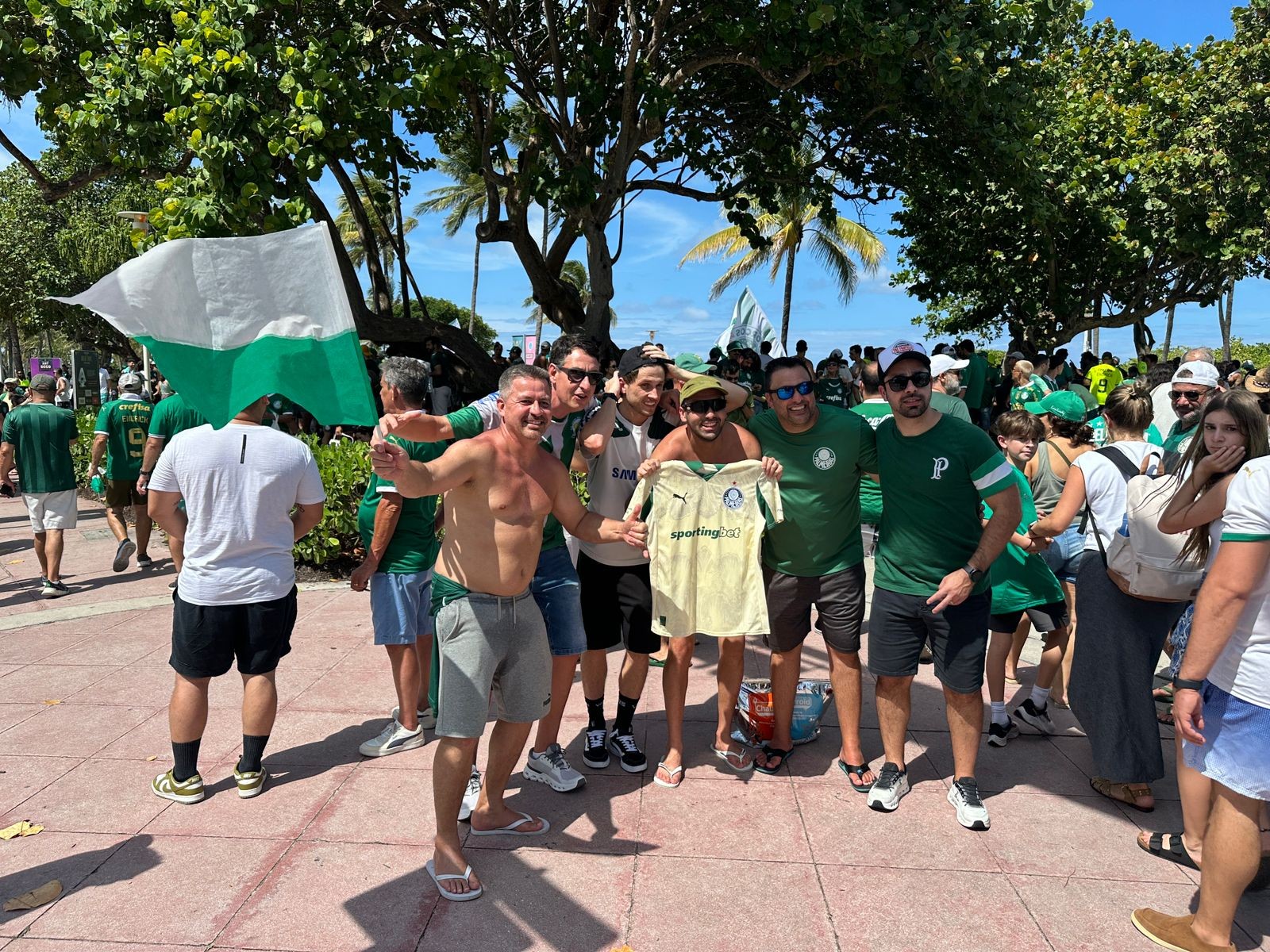 Torcedores do Palmeiras promovem animada comemoração em Miami durante encontro informal.