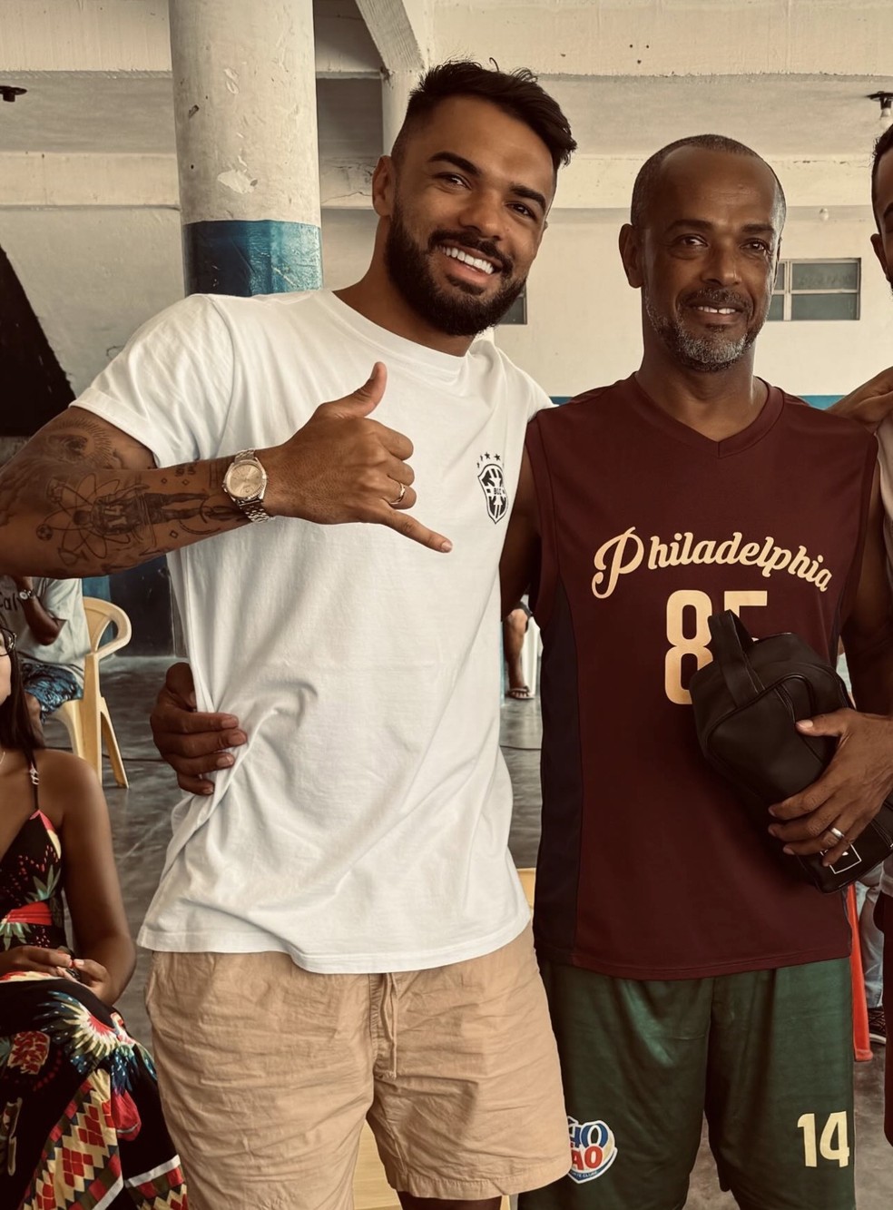Raniele com seu pai, Rubens Oliveira, comemorando o marco de 100 jogos pelo Corinthians.
