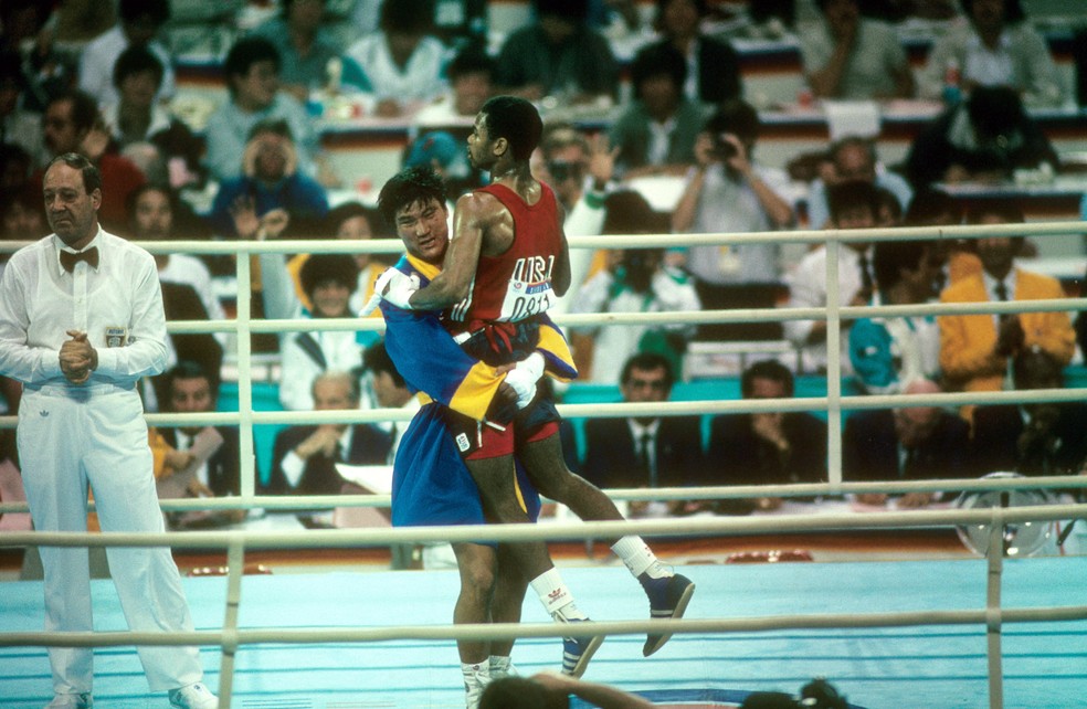 Boxeador americano chora ao receber medalha de ouro olímpica de rival de 1988: "Fui roubado"