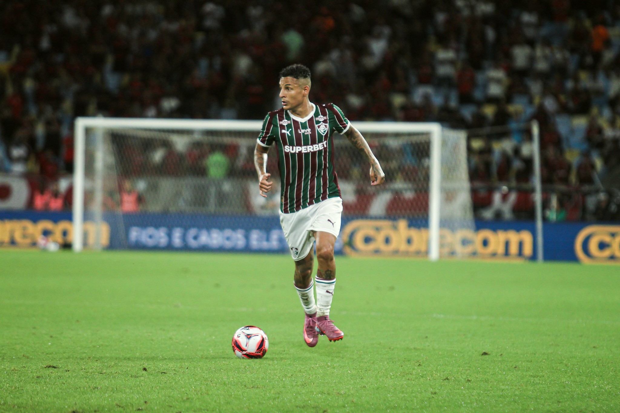 Arana se reinventa no Fluminense e vira 'coringa' de Zubeldía