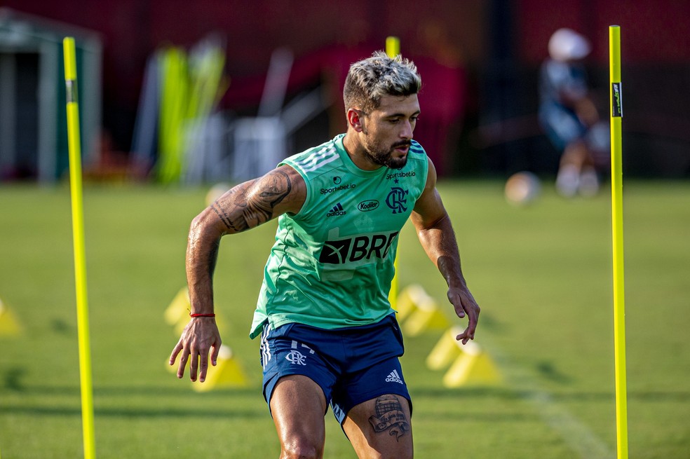 Arrascaeta é relacionado pelo Flamengo para o jogo contra o Corinthians