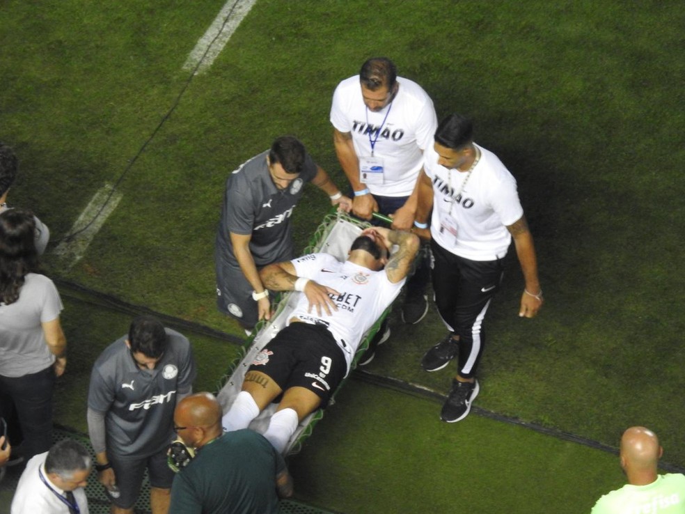 Yuri Alberto sai machucado em Palmeiras x Corinthians — Foto: Bruno Cassucci