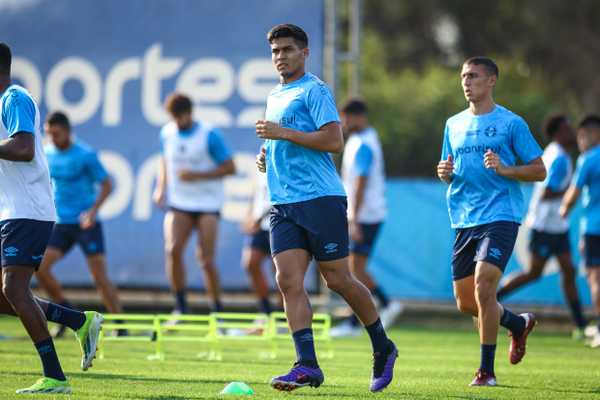 Grêmio enfrenta Athletico no gramado sintético com possíveis mudanças na escalação