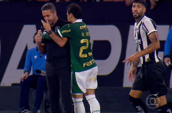 Raphael Veiga acerta bolada em Artur Jorge durante partida entre Botafogo e Palmeiras