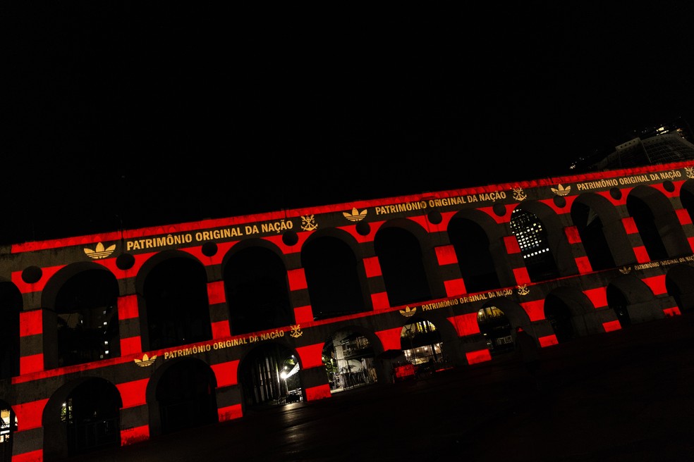 Cores do Flamengo foram projetadas nos Arcos da Lapa — Foto: adidas