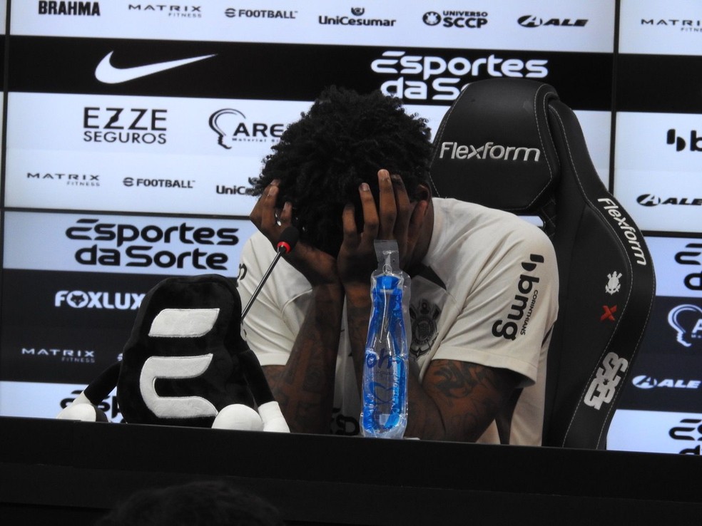 Hugo Souza chora em entrevista coletiva no Corinthians — Foto: Bruno Cassucci