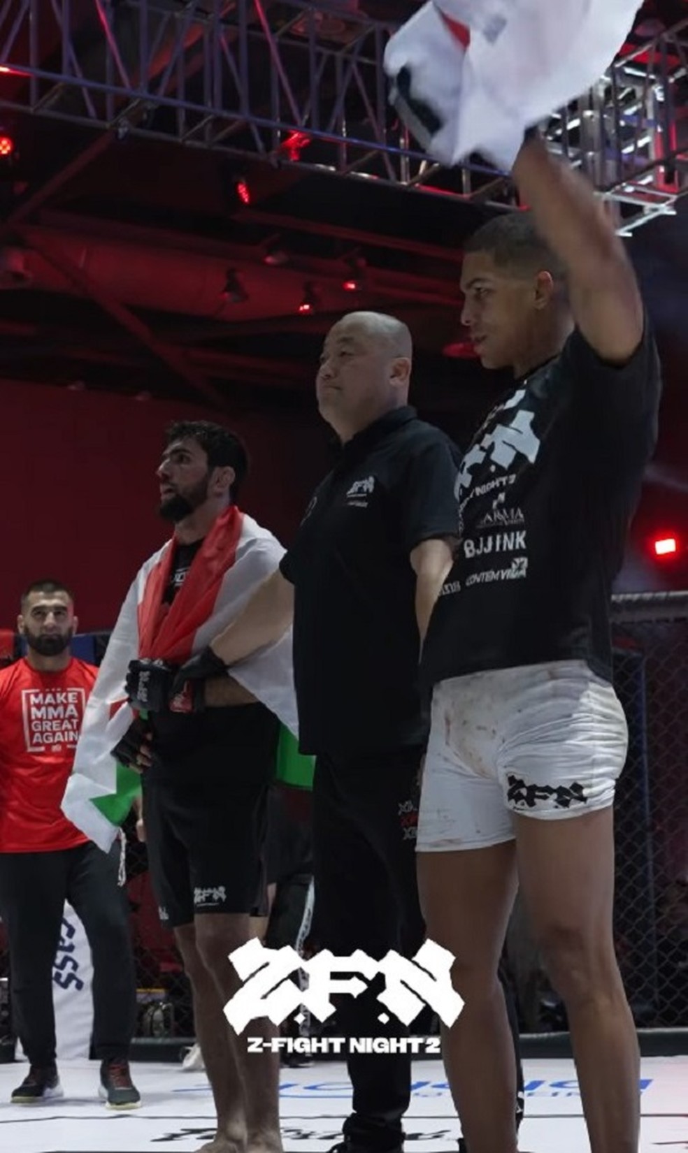 Matheus Camilo comemora vitória sobre tajique Nabotov Dorobshokh — Foto: Reprodução/ZFN