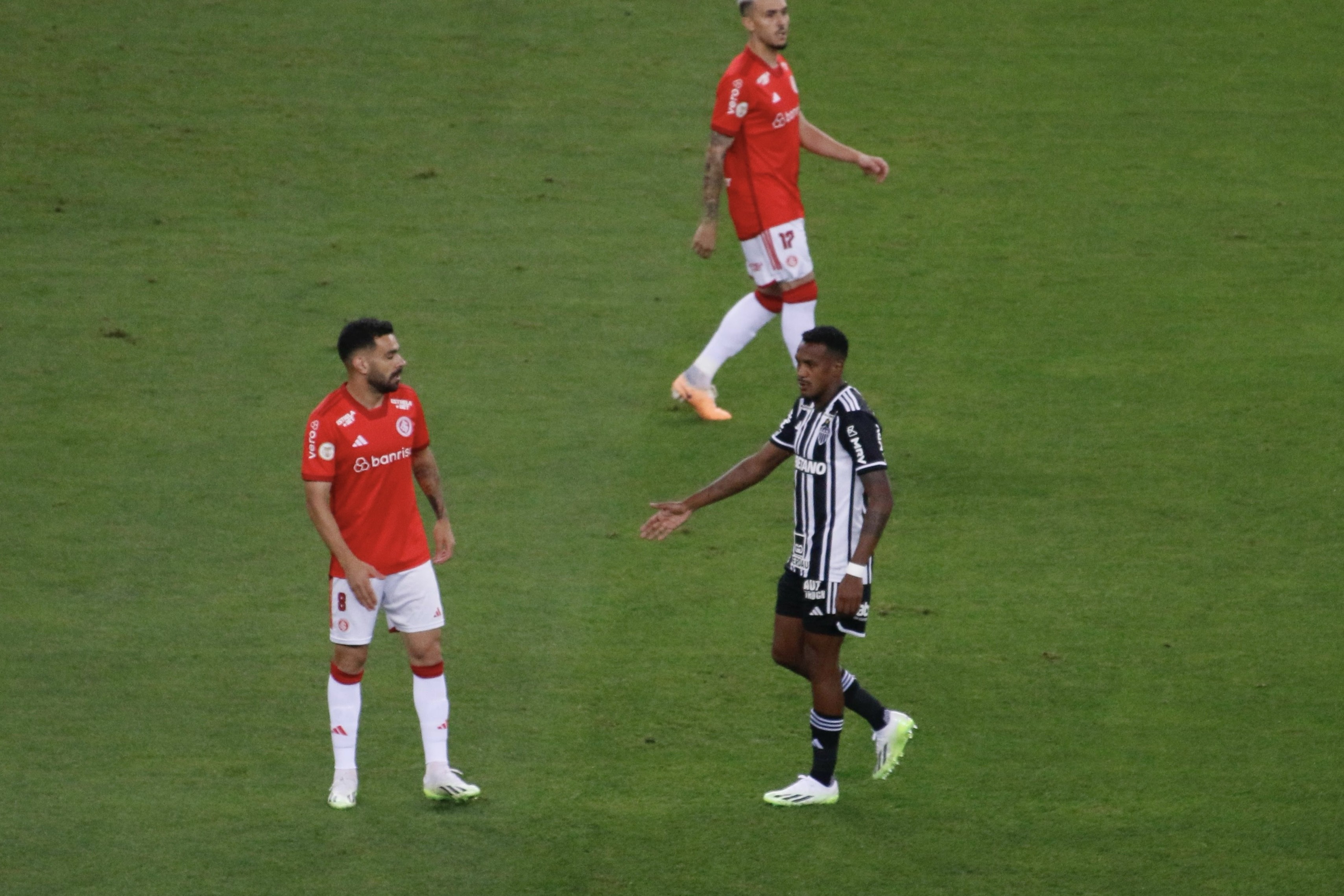 Recorde em Jogo: Edenilson desafia Bruno Henrique e vira volante mais artilheiro do país