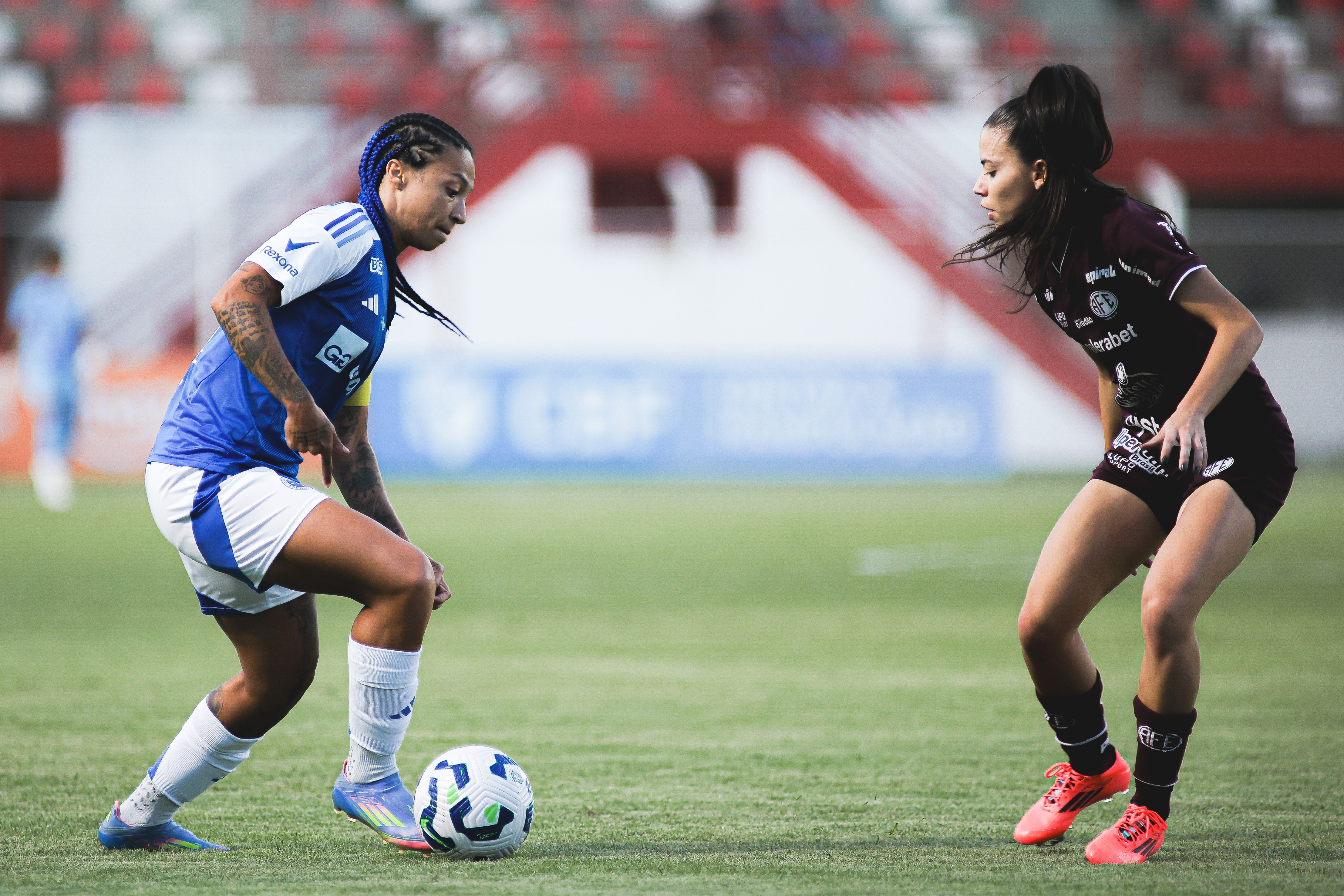 Lesão ligamentar tira Byanca Brasil de jogo importante pelo Cruzeiro no Brasileiro Feminino.