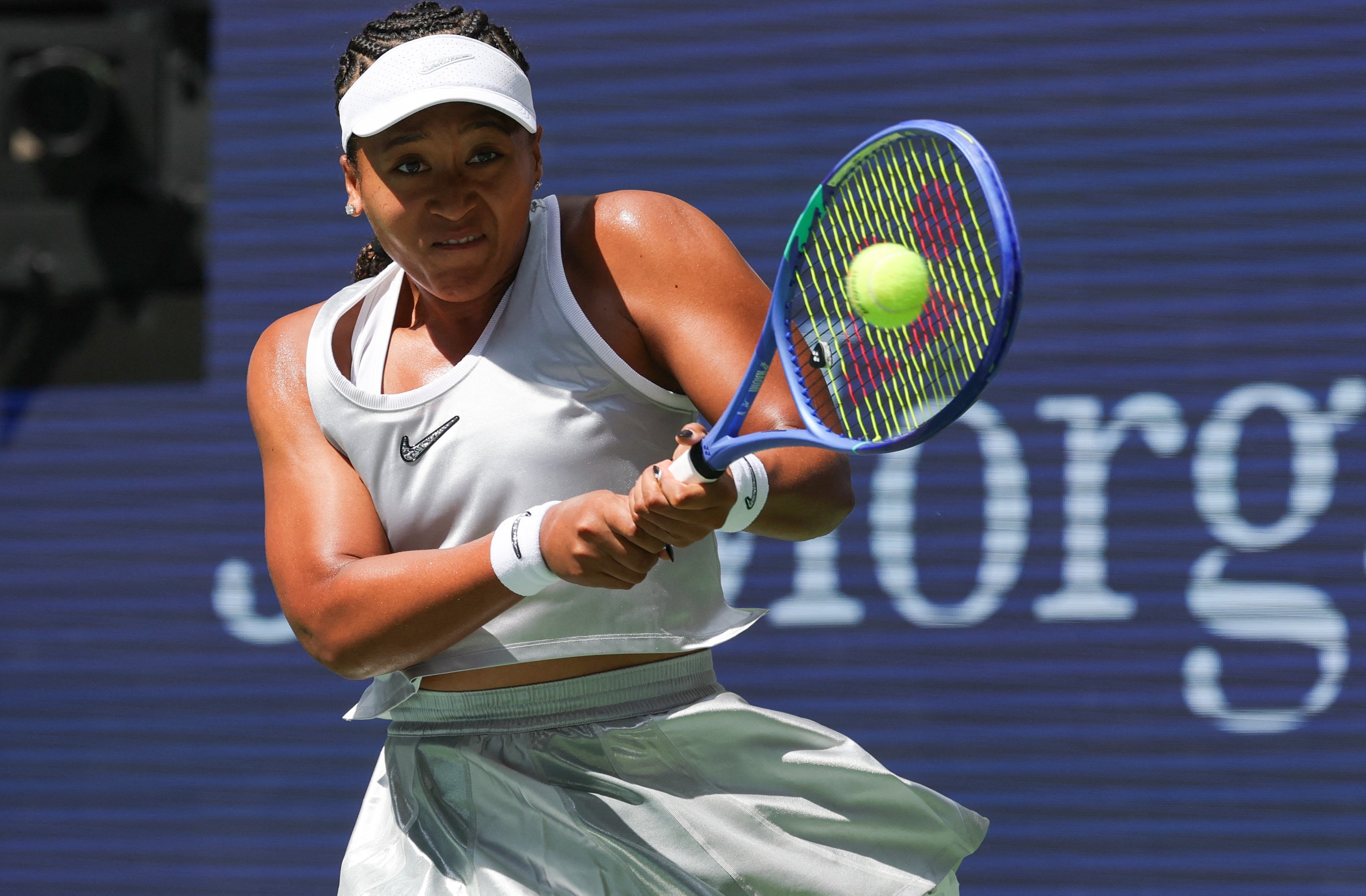 Jogadores de tênis durante o US Open com arquibancadas vibrantes e influenciadores ao fundo