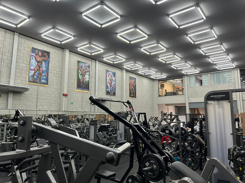 Academia é decorada com quadros de grandes nomes do fisicuturismo nacional  — Foto: Bruno Giufrida