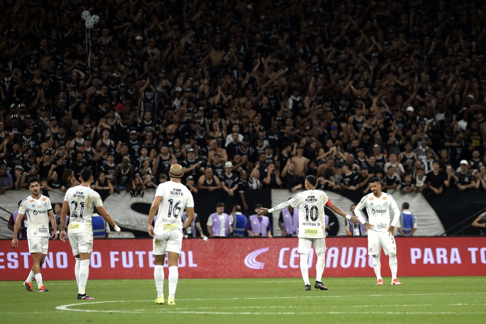 Neymar reclama com o time do Santos após gol do Corinthians — Foto: Marcos Ribolli