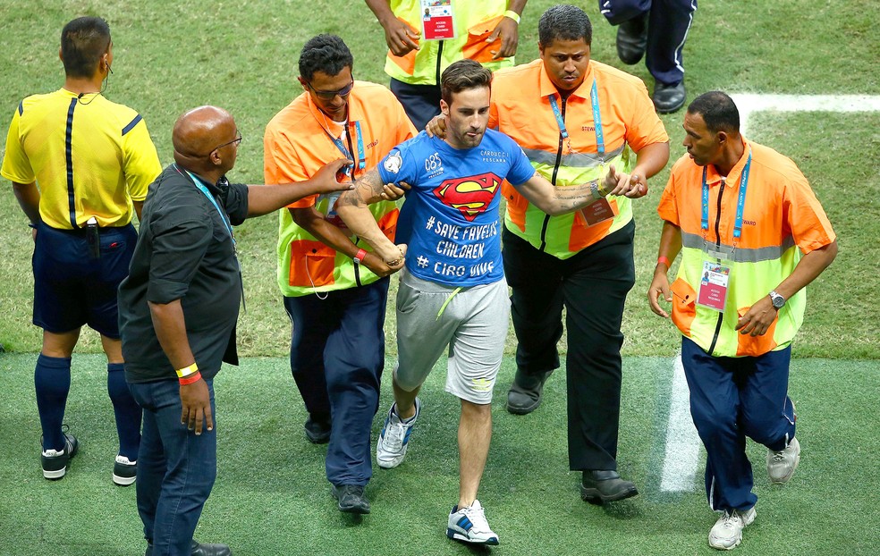 Invasor em campo durante Bélgica x Estados Unidos