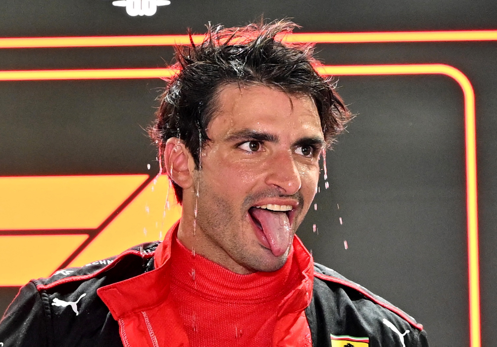 Carlos Sainz vence o GP de Singapura da Fórmula 1, em 2023, sendo o único não-RBR a triunfar no ano passado — Foto: Reuters